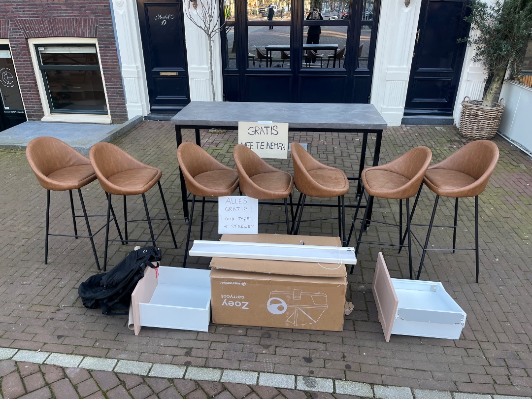 Table, high chairs, curtain. Box of pram is empty.