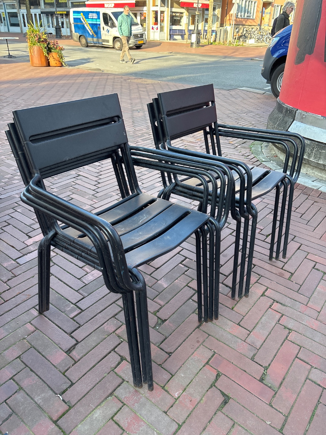 8 terras stoelen zwart/grijs

Good condition - just needs a wipe and some soap! 

Free to pick up in the dapper neighborhood