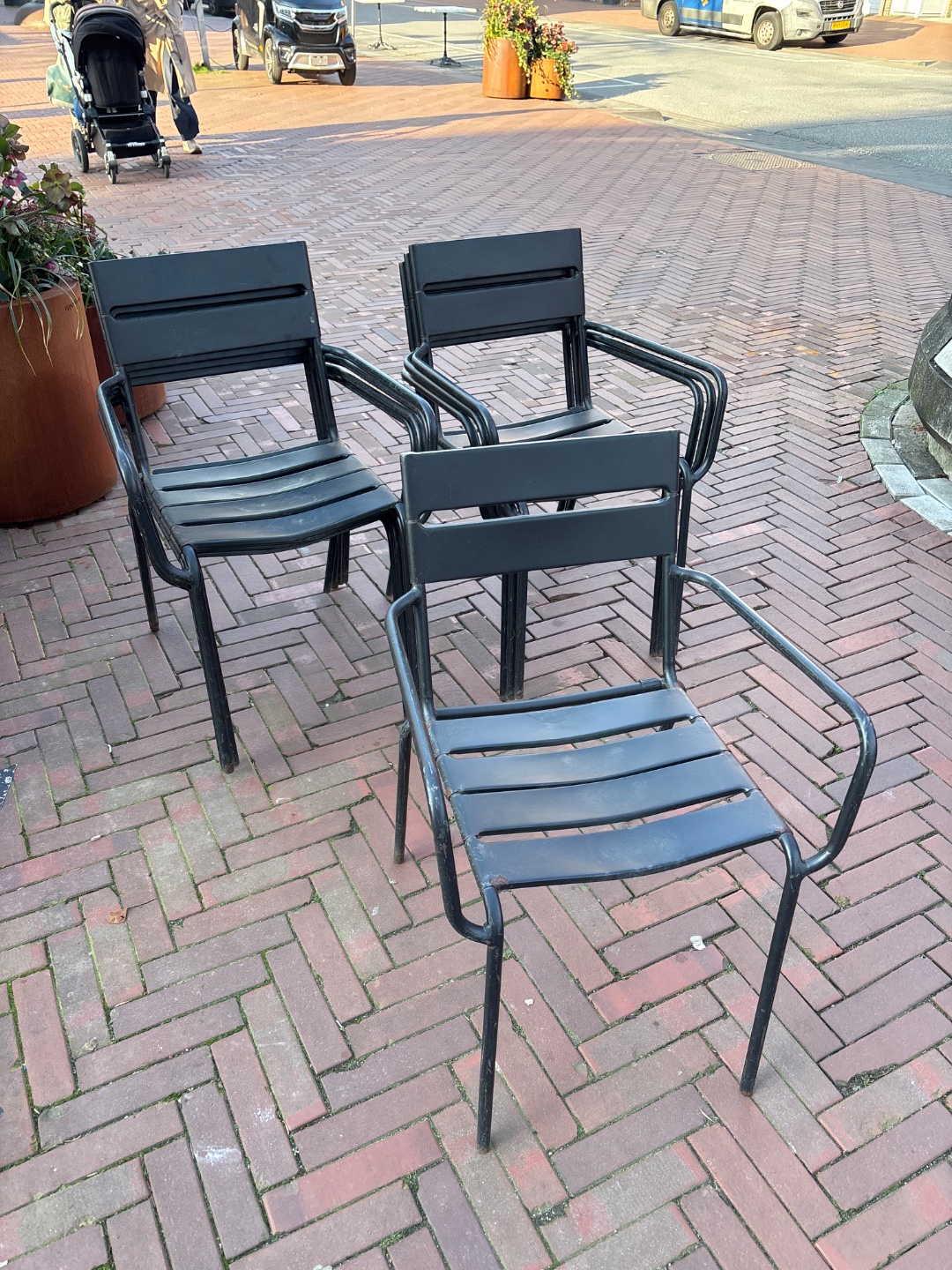 8 terras stoelen zwart/grijs

Good condition - just needs a wipe and some soap! 

Free to pick up in the dapper neighborhood