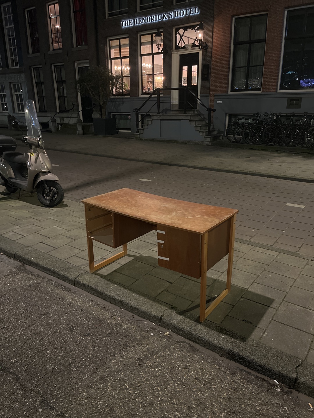 Super nice old desk. Gemeente pickups on Thursday morning. Swinging door works great.