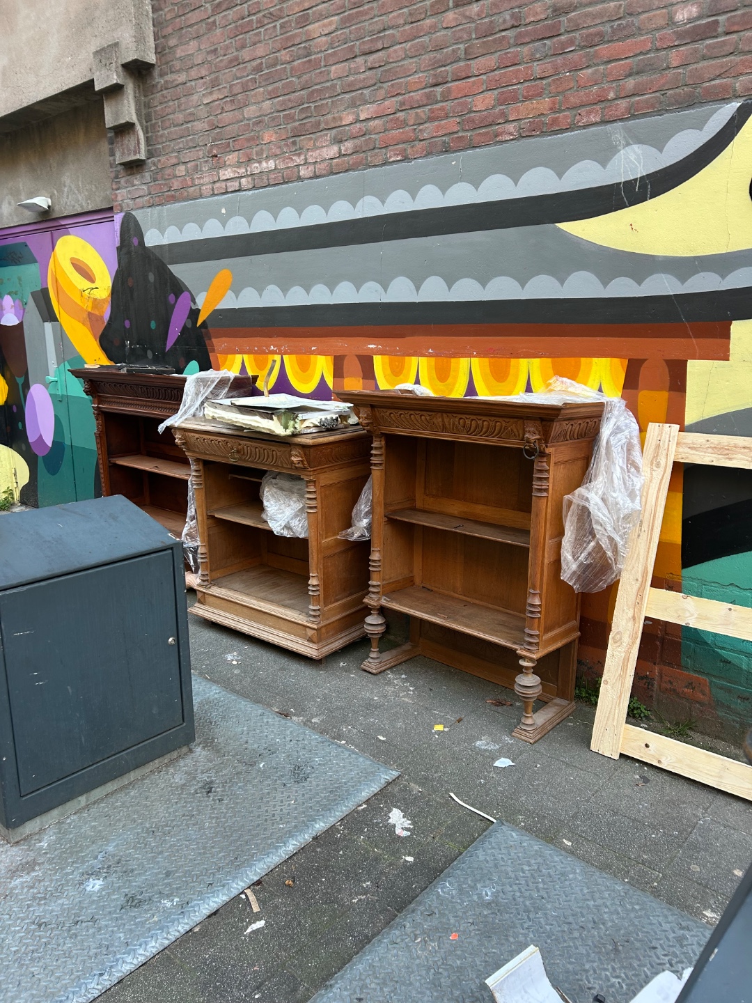 Drie kasten op de Gouvernestraat