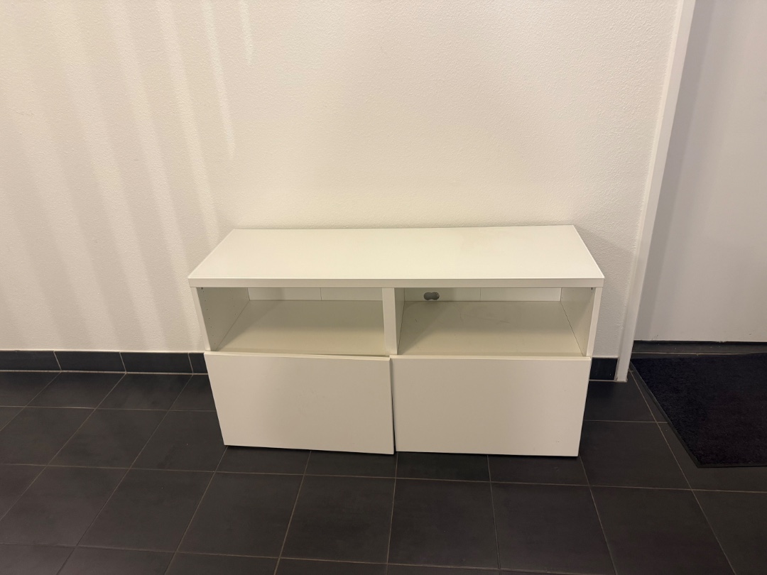 TV cabinet, it is still inside in the photo but is now outside with the bulky waste