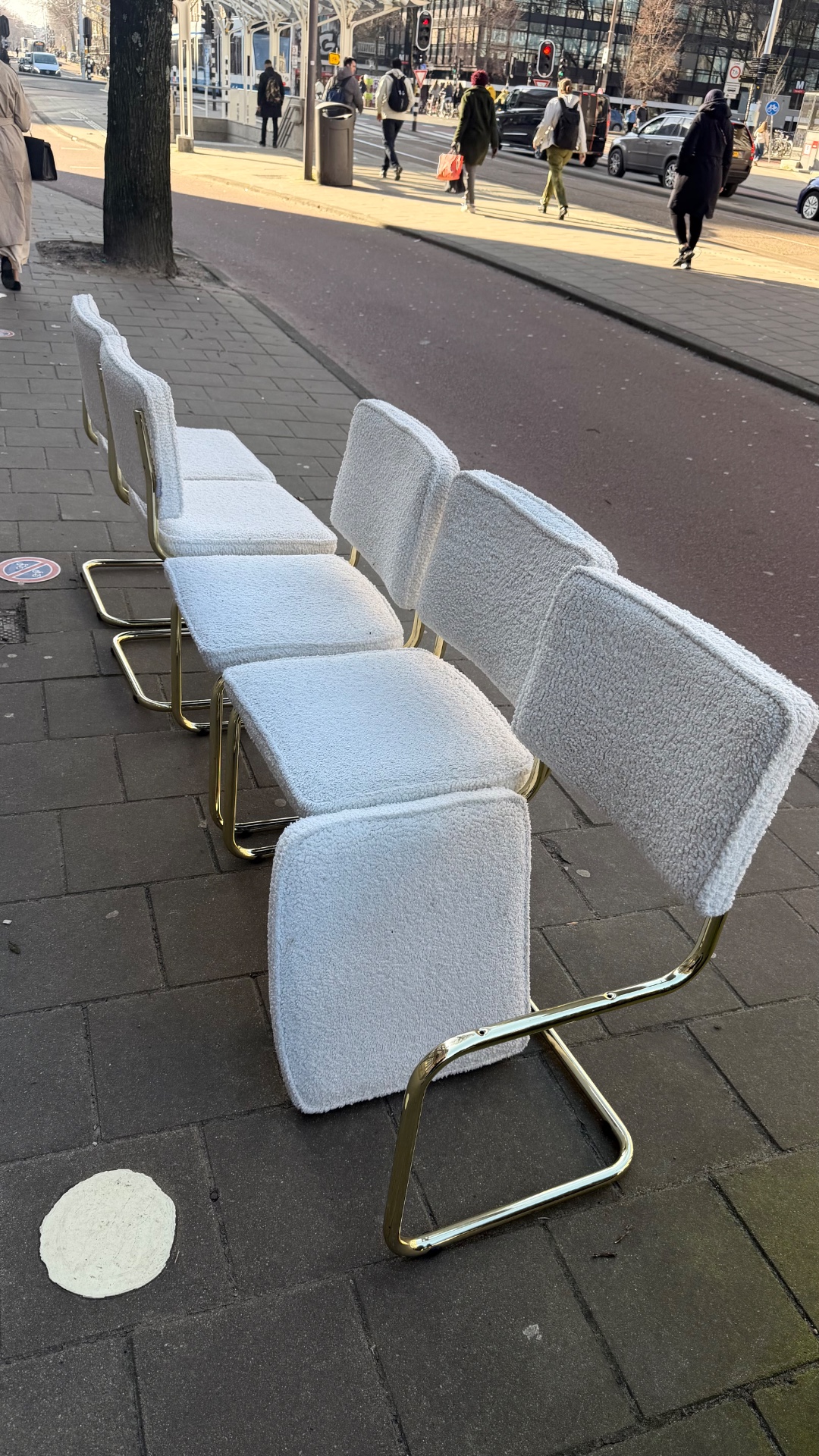 Witte eetkamerstoelen bij metrostation Weesperplein, bij ingang Sarphatistraat oost