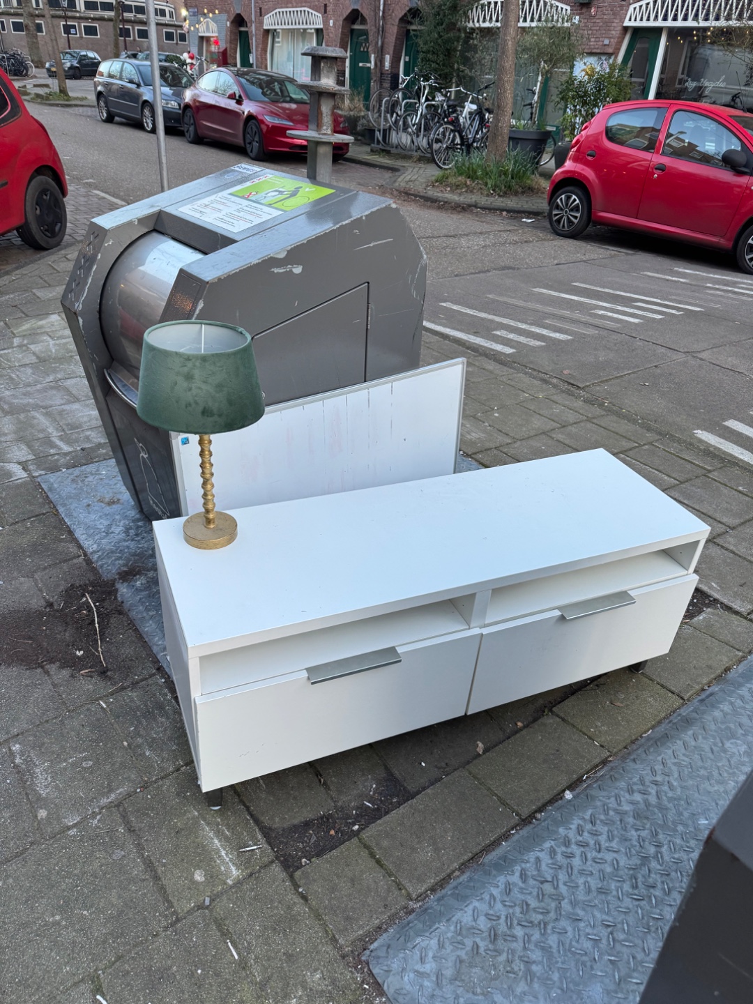 Tv meubel, lamp en whiteboard