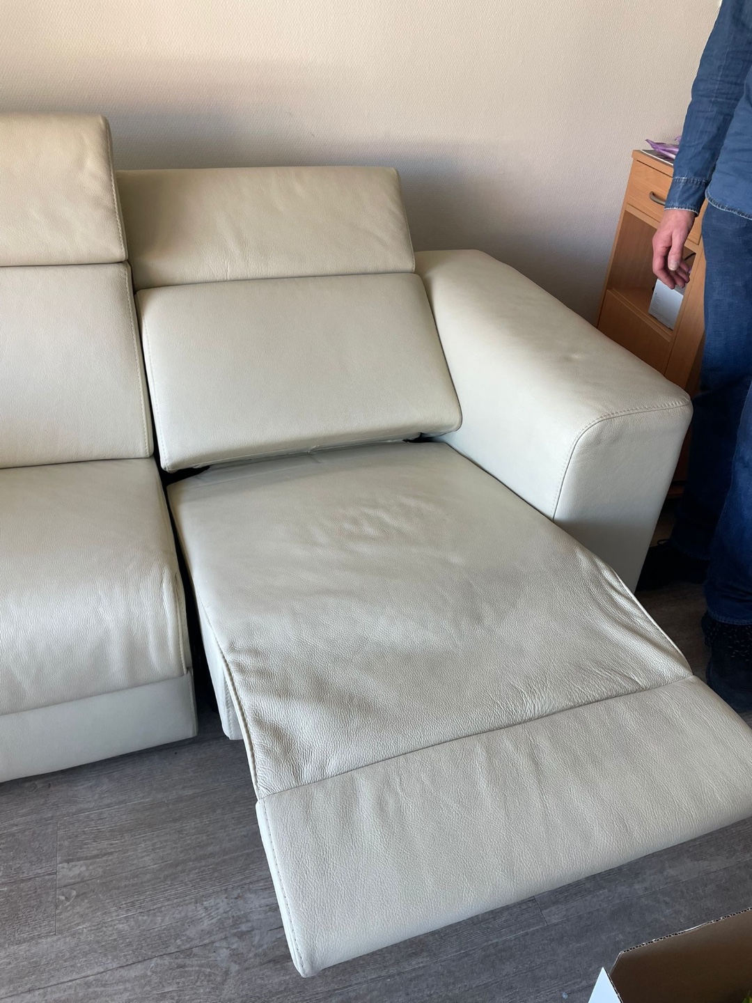 Free pickup tomorrow electric couch in good condition 3
