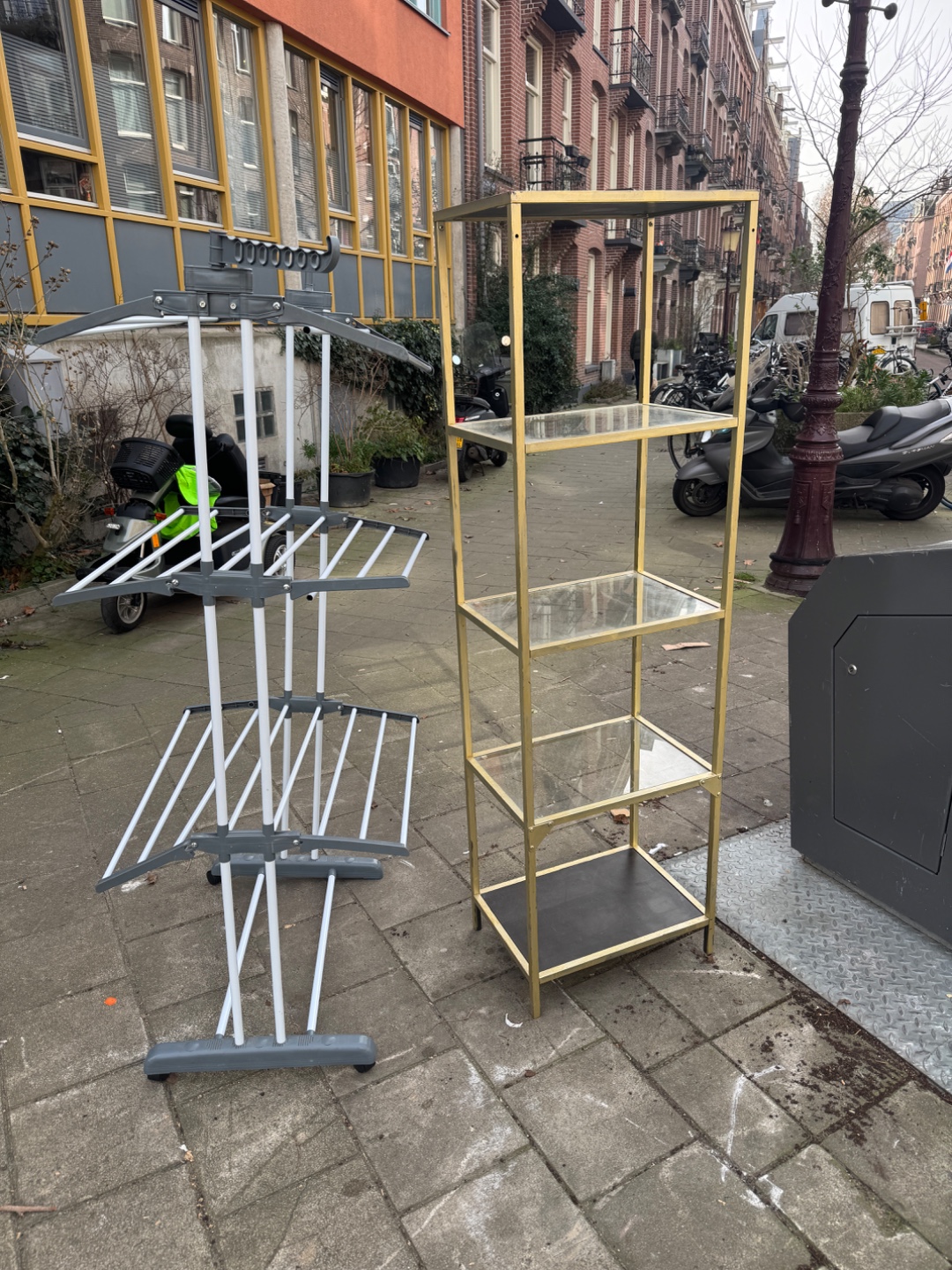 Metalen kast met glazen platen (~170cm hoog) en wasrek