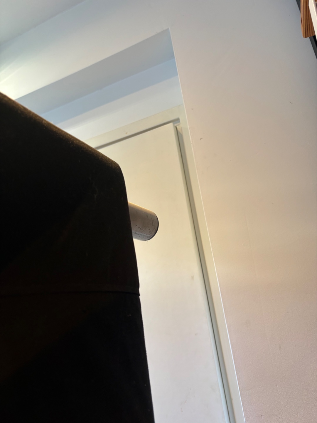 Free black couch to pick up! 
Available for pick up Monday between 10 & 17 
Please contact me trough ig :) 2