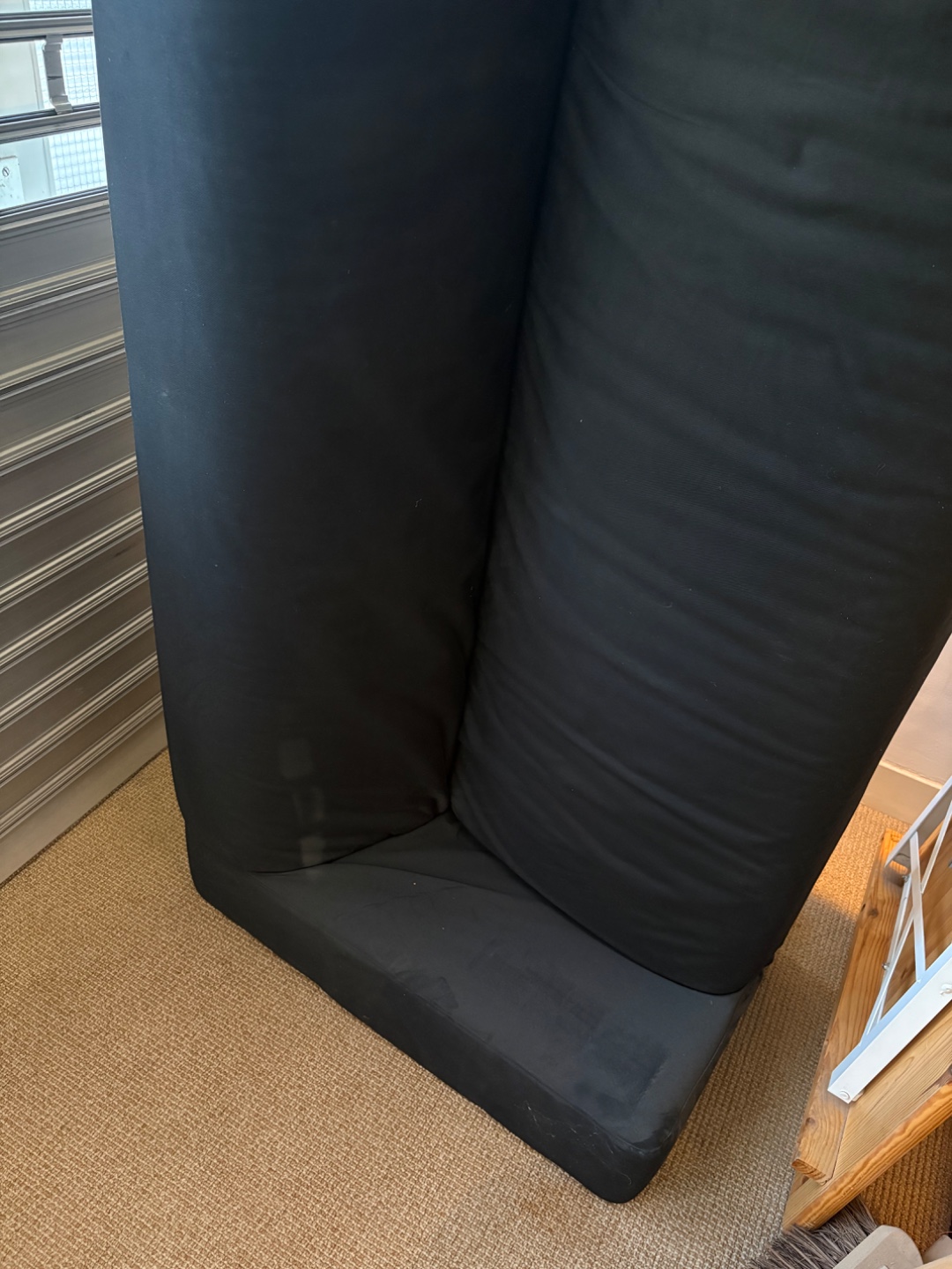 Free black couch to pick up! 
Available for pick up Monday between 10 & 17 
Please contact me trough ig :) 3