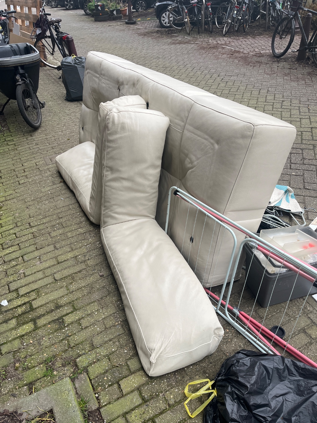 Creme lederen bank, leer in topconditie, poten ontbreken