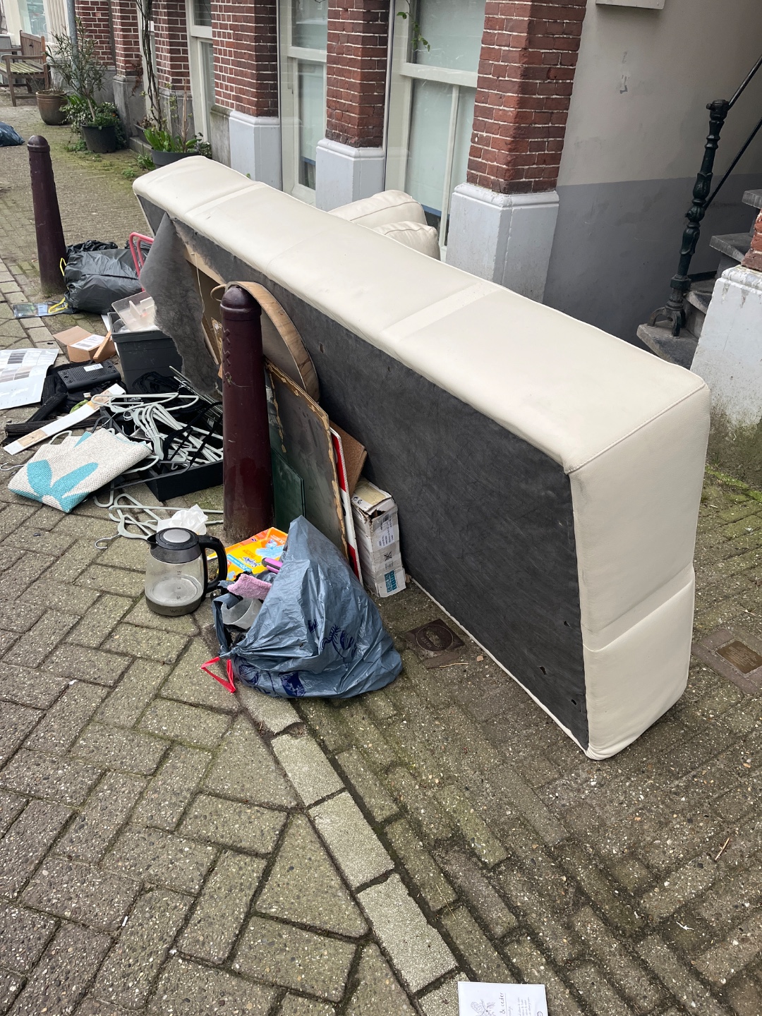 Creme lederen bank, leer in topconditie, poten ontbreken