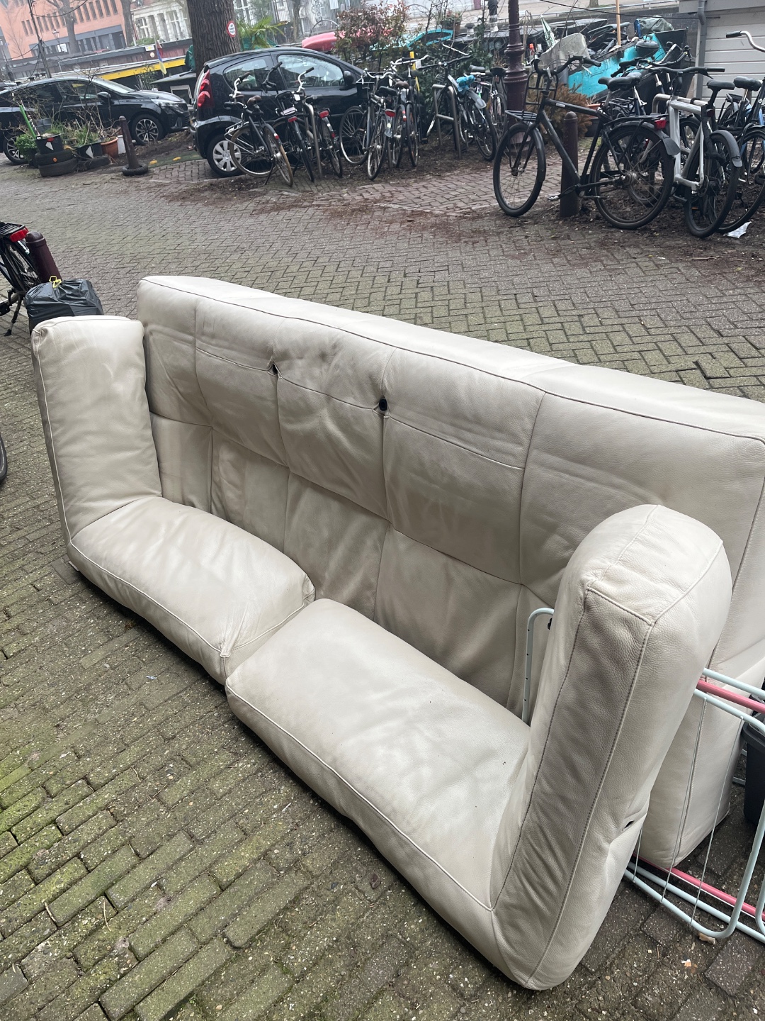 Creme lederen bank, leer in topconditie, poten ontbreken