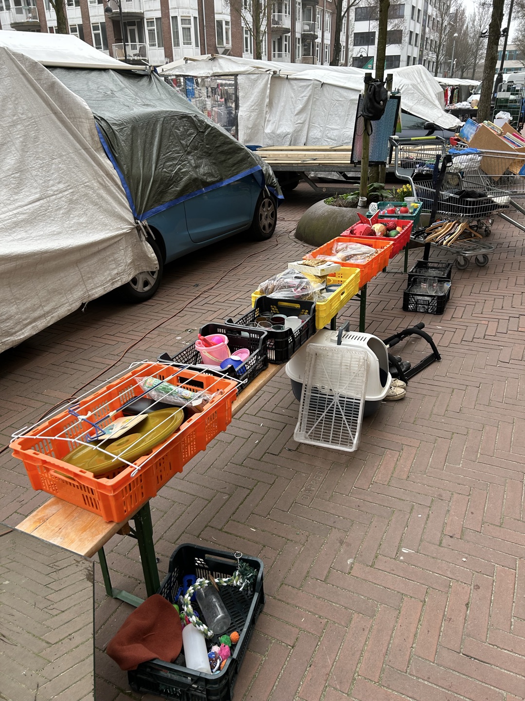 Aanbod tot 17 uur in Dapperstraat Afvalpaleis. Ook binnen welkom. Spullen zijn gratis, een financiële gift mag. Je kan hier ook spullen inbrengen om door te geven in onze doorgeefwinkel.