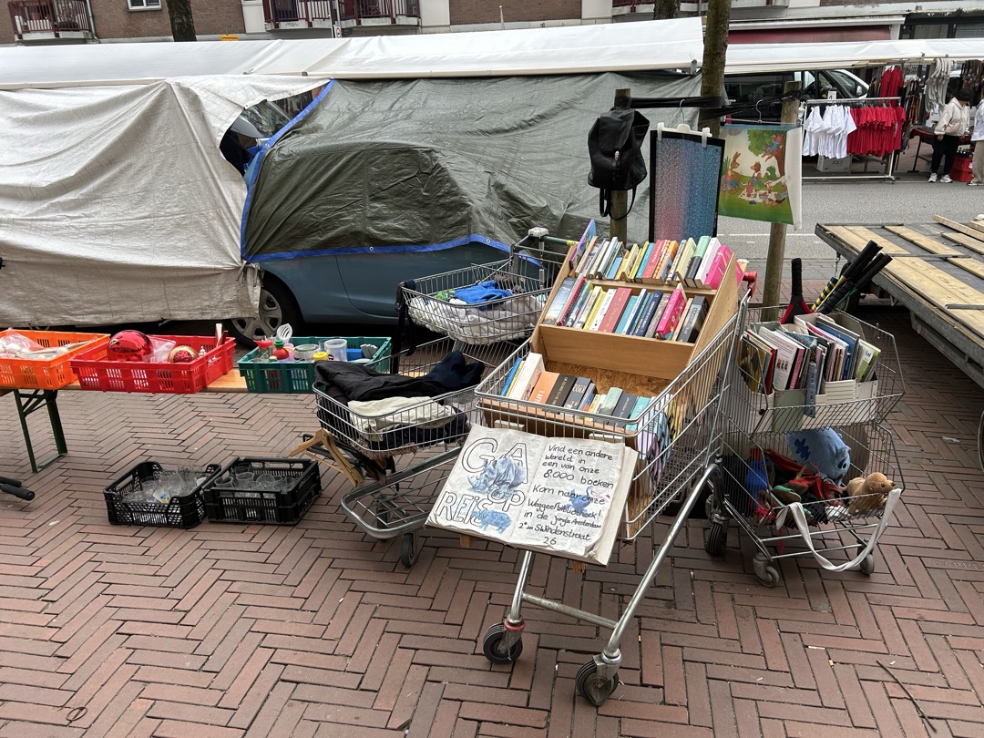 Aanbod tot 17 uur in Dapperstraat Afvalpaleis. Ook binnen welkom. Spullen zijn gratis, een financiële gift mag. Je kan hier ook spullen inbrengen om door te geven in onze doorgeefwinkel.