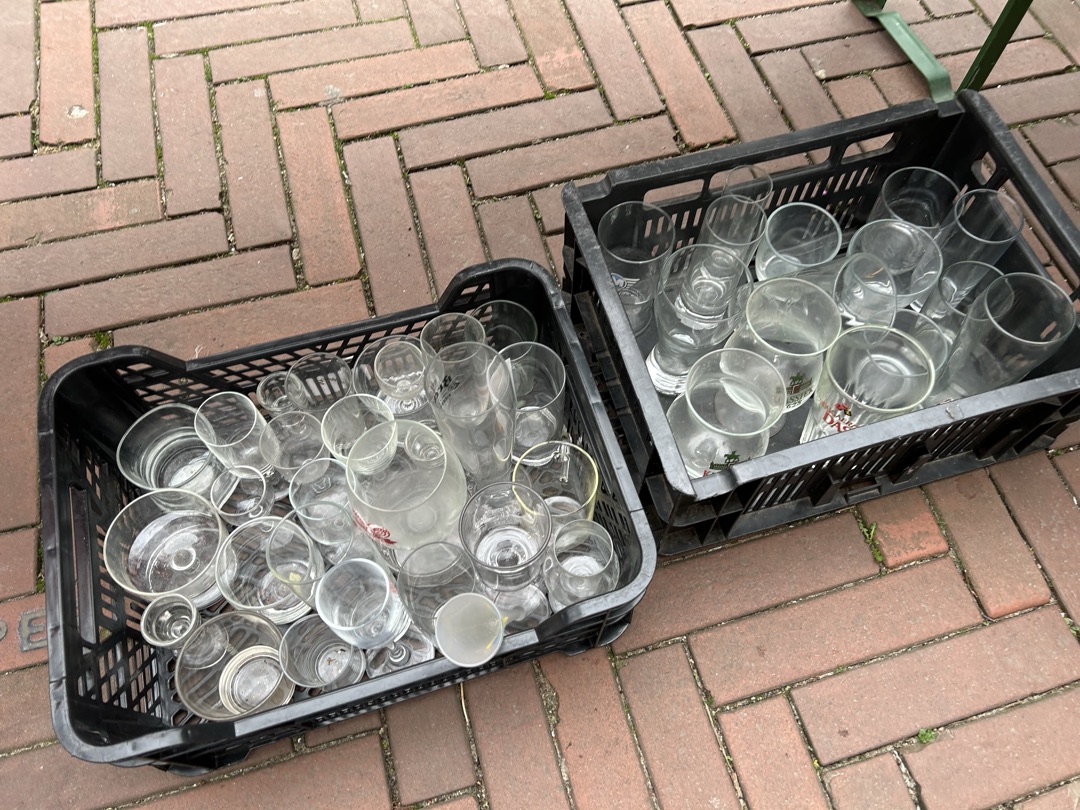 Aanbod tot 17 uur in Dapperstraat Afvalpaleis. Ook binnen welkom. Spullen zijn gratis, een financiële gift mag. Je kan hier ook spullen inbrengen om door te geven in onze doorgeefwinkel.