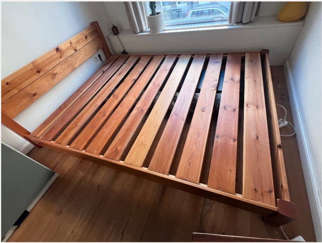 Solid timber bed frame. Sleek and easy. low storage containers fit underneath. Includes bed slats. Great bed frame, we are just getting rid of our guest room and making it a music space instead.
Mattress placement dimensions: 157 cm x 199 cm