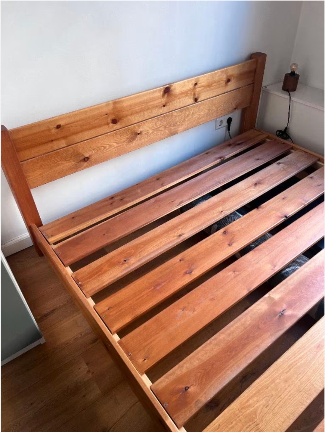 Solid timber bed frame. Sleek and easy. low storage containers fit underneath. Includes bed slats. Great bed frame, we are just getting rid of our guest room and making it a music space instead.
Mattress placement dimensions: 157 cm x 199 cm
