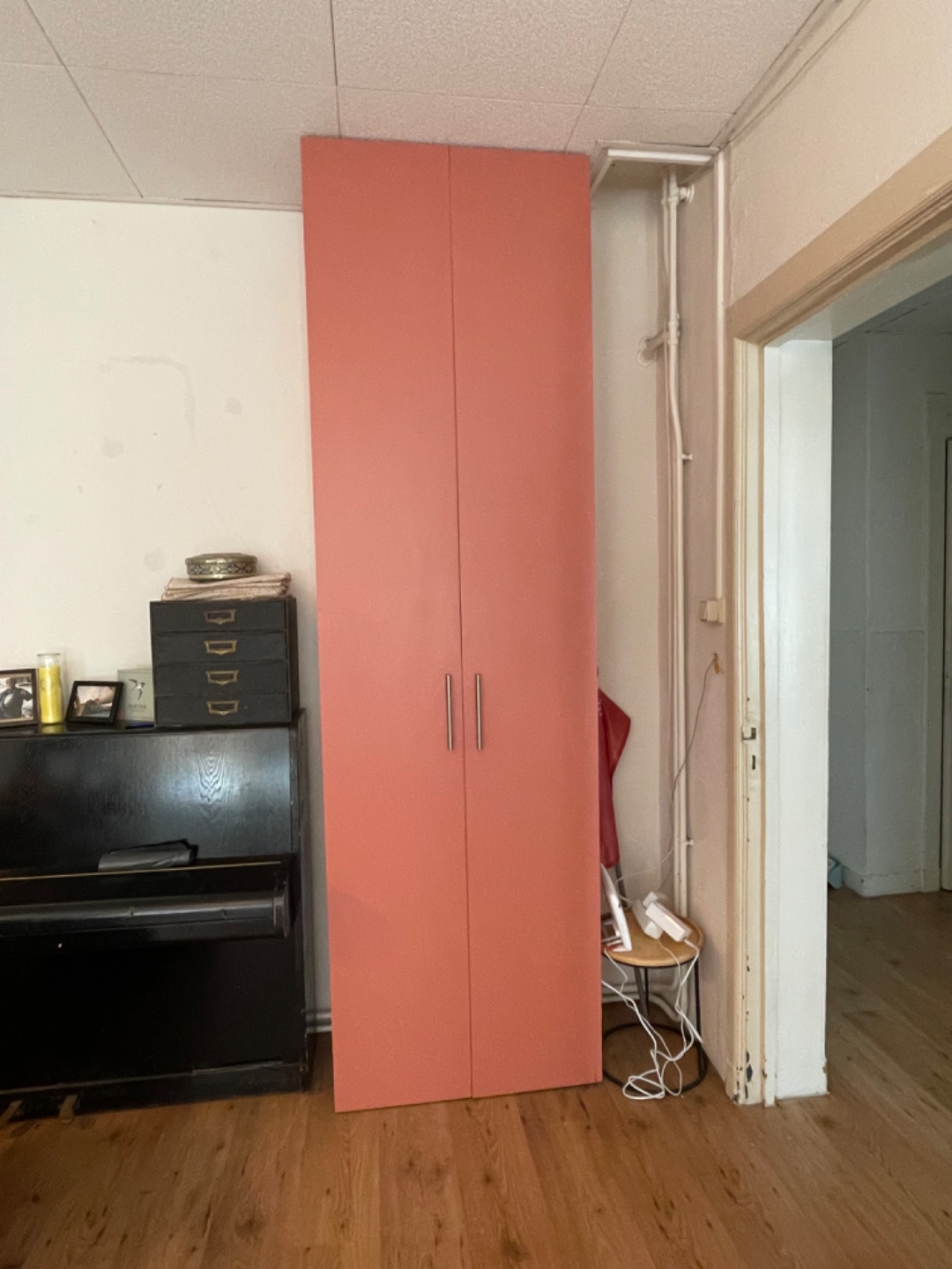 Goede houten kast, zelfgemaakt maar super stevig. 263,5cm hoog, 76cm breed. Alle schroeven en zo zitten erbij.