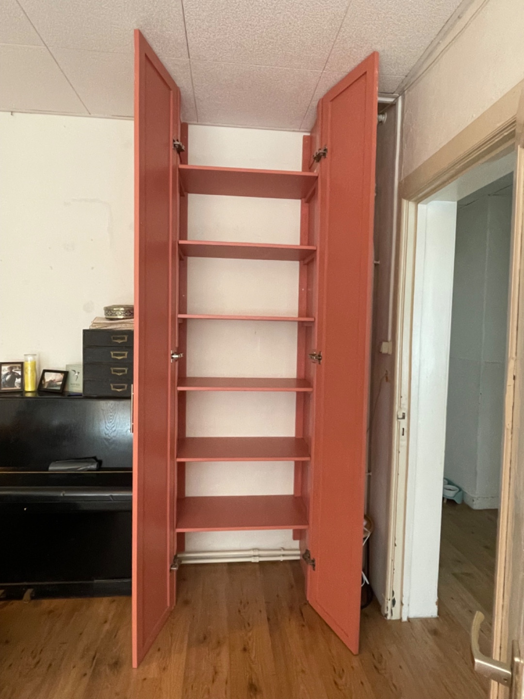 Goede houten kast, zelfgemaakt maar super stevig. 263,5cm hoog, 76cm breed. Alle schroeven en zo zitten erbij.