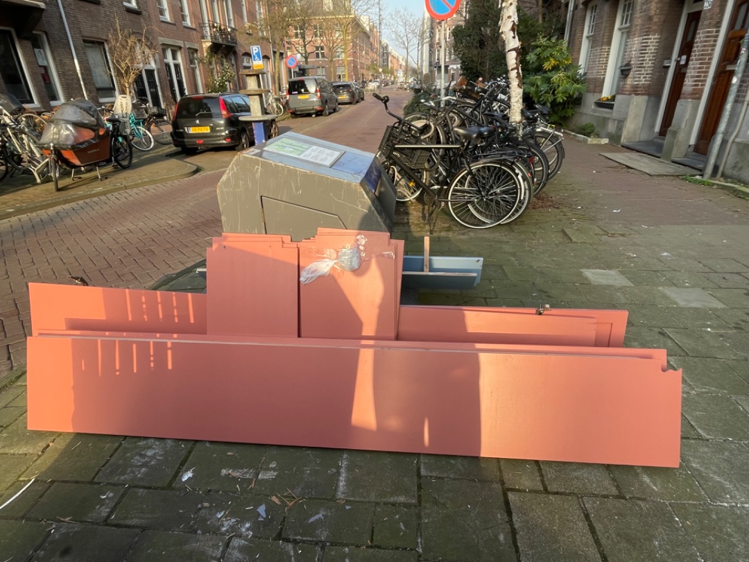 Goede houten kast, zelfgemaakt maar super stevig. 263,5cm hoog, 76cm breed. Alle schroeven en zo zitten erbij.