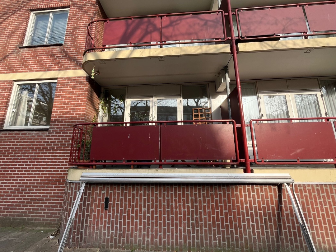 Elektrisch zonnescherm. Werkend er afgehaald, schakelaar niet aanwezig. Was van ons balkon, maar er staat een boom voor, dus we gebruiken m nooit :)