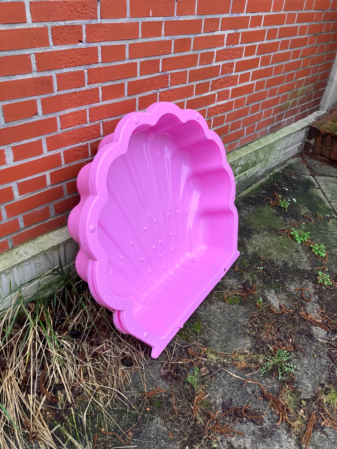 Tegenover Kuinderstraat 5 staat deze schelpvormige zandbak. Twee delen, dus kan dicht. 

Opposite Kuinderstraat 5 you can find this Shell-shaped sand pit.