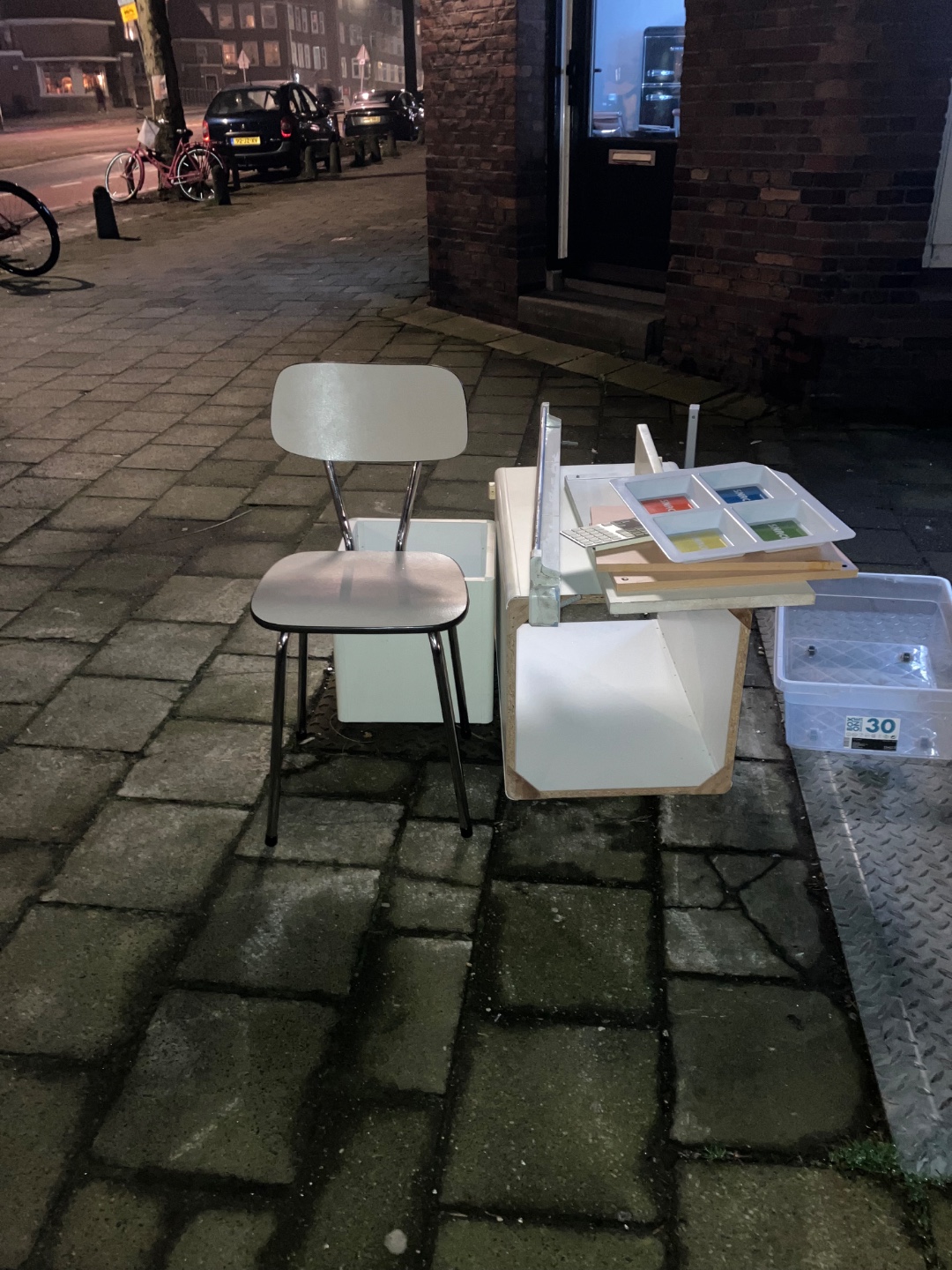 Nice white chair near Dop makelaars. Corner Ferdinand Bolstraat / Vincent van Goghstraat.