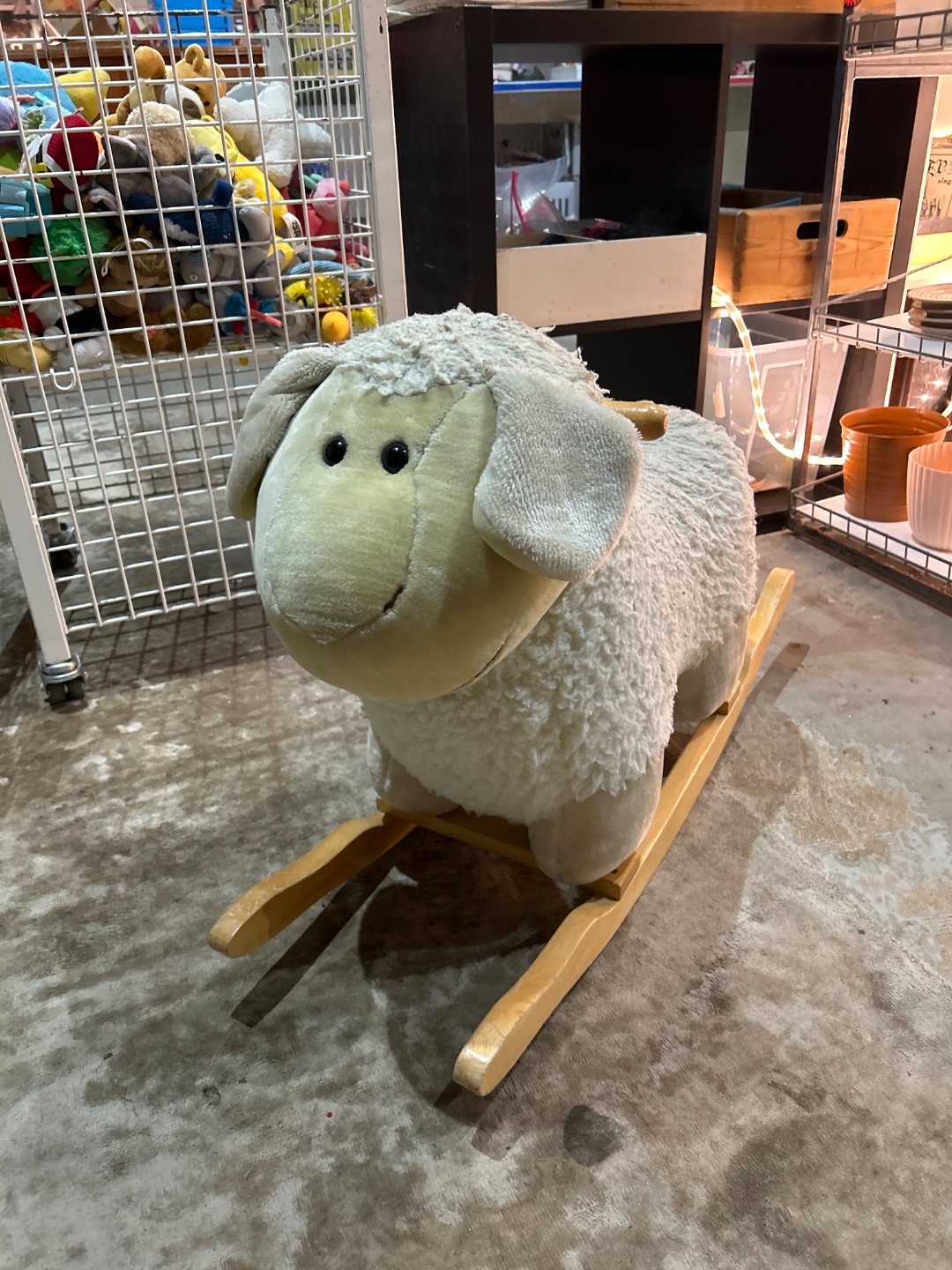 Gratis spullen bij het Afvalpaleis, tot 17 uur. Kleine gift wordt gewaardeerd voor de huur van ons pand. Volg ons ook op Instagram. 2