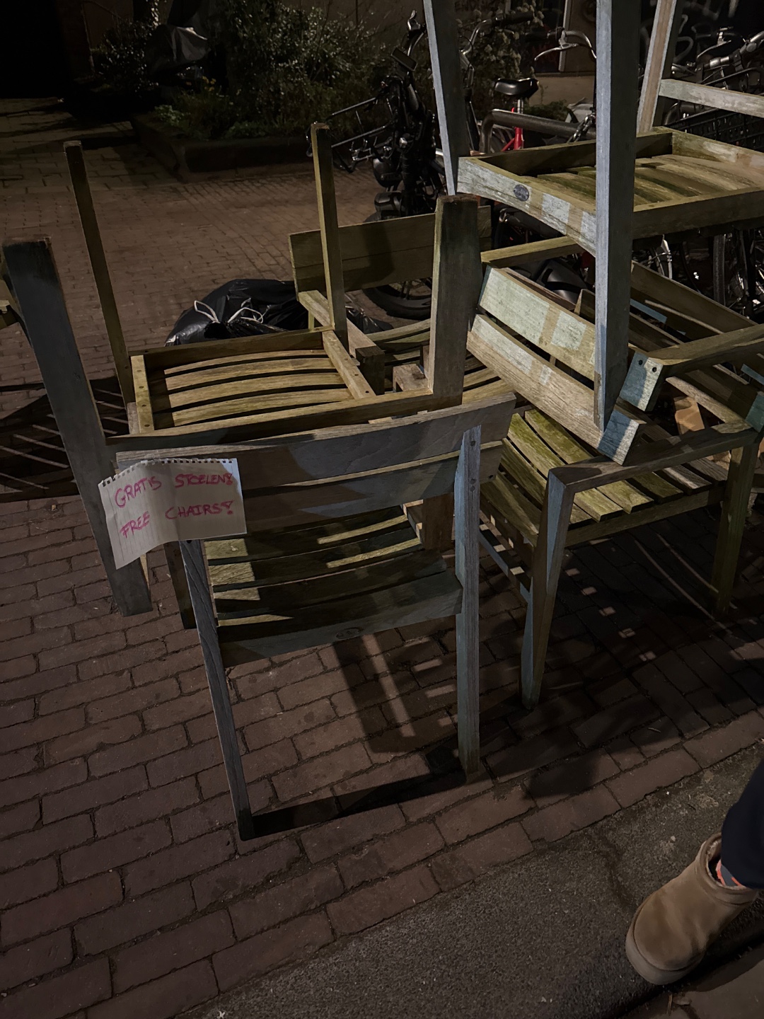 Gratis 6 houten tuin stoelen in goede staat