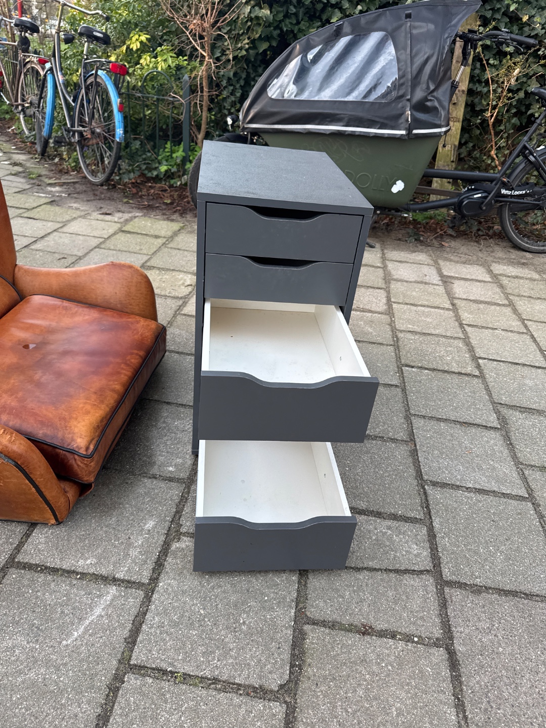 Bureau kast en leather chair