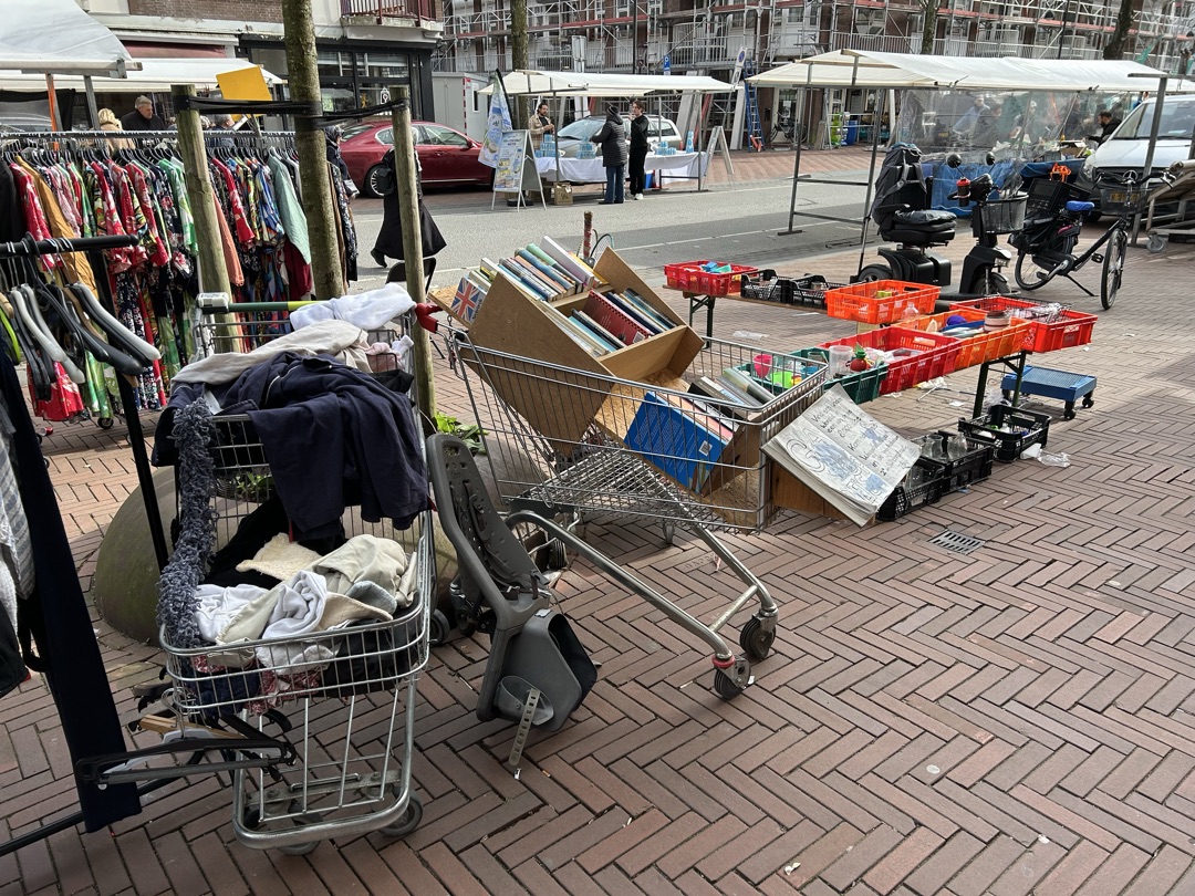 Welkom bij het Afvalpaleis, buiten en binnen tot 17 uur vandaag. Spullen zijn gratis, een kleine financiële gift is welkom.