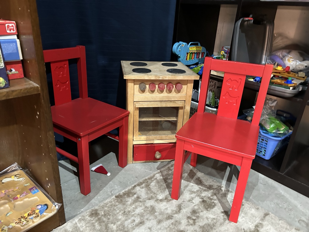 Welkom bij het Afvalpaleis, buiten en binnen tot 17 uur vandaag. Spullen zijn gratis, een kleine financiële gift is welkom.