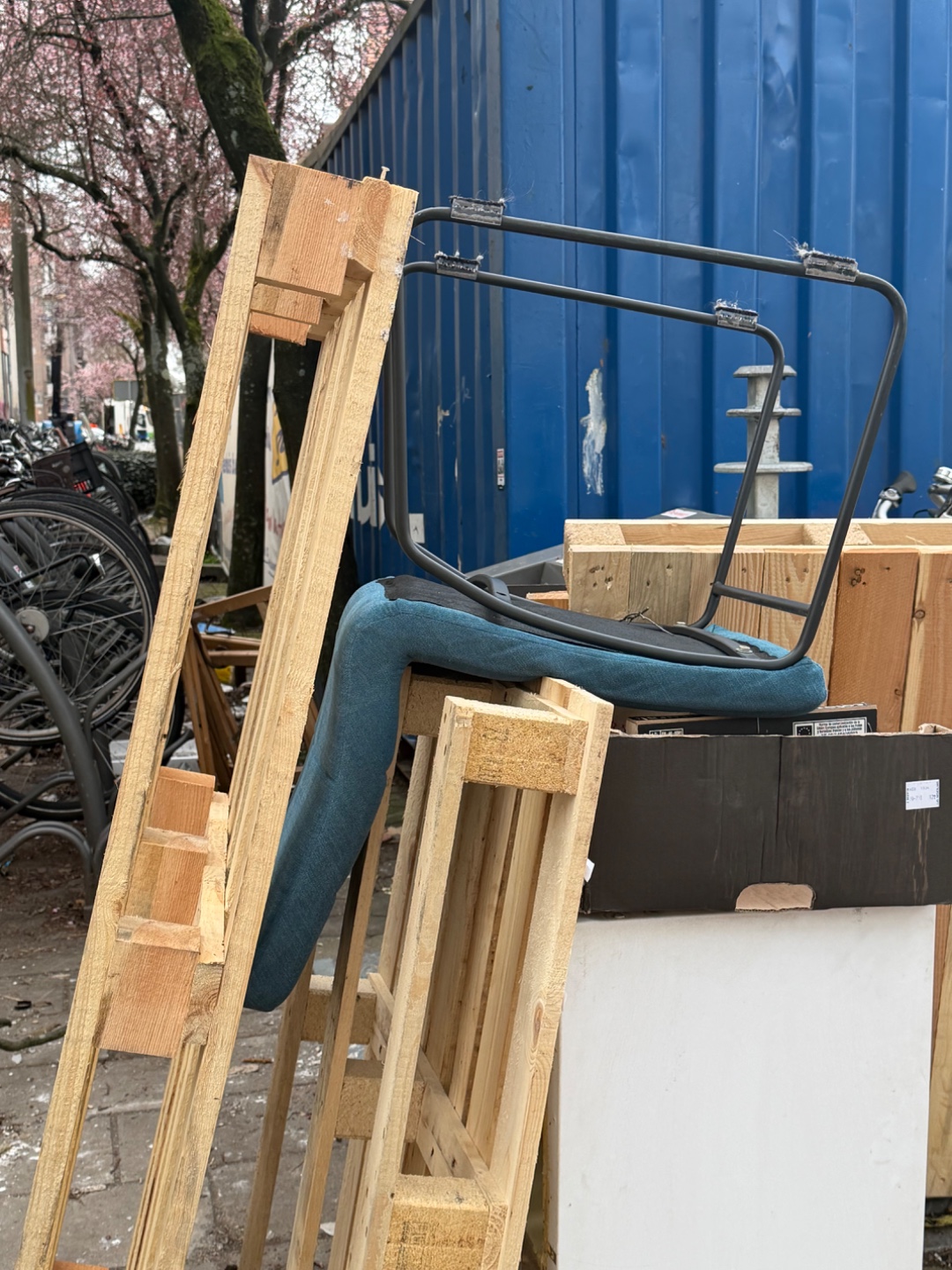 2 chairs and some pallets photo 2