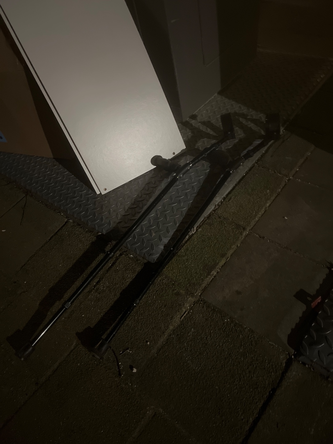 Krukken , goede conditie..
Waarschijnlijk hier in de buurt niet meer nodig ?