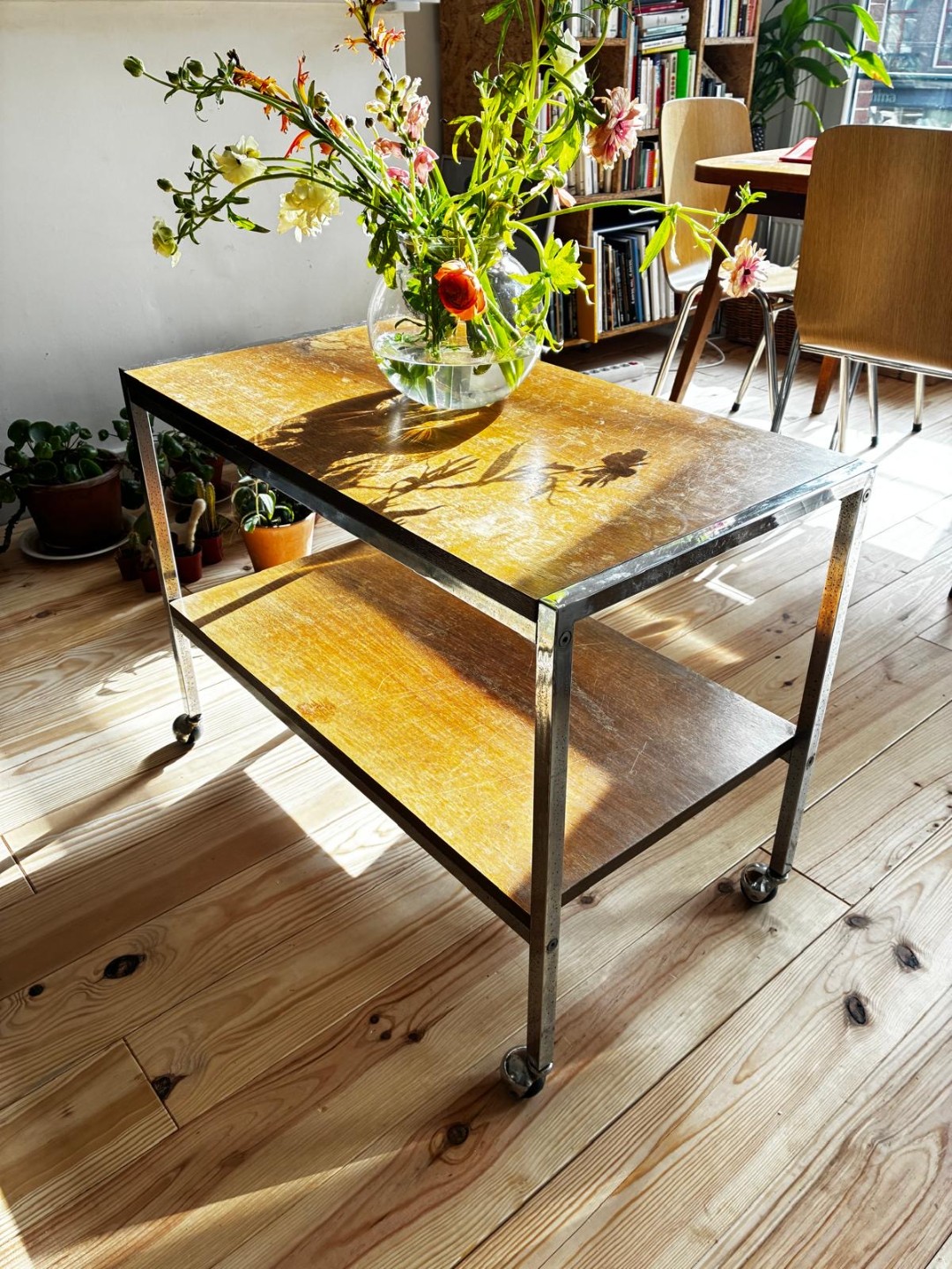 Mooi rolling salon tafel. We moved and we dont have space for it. Gratis pick up in De Pijp - message me 2