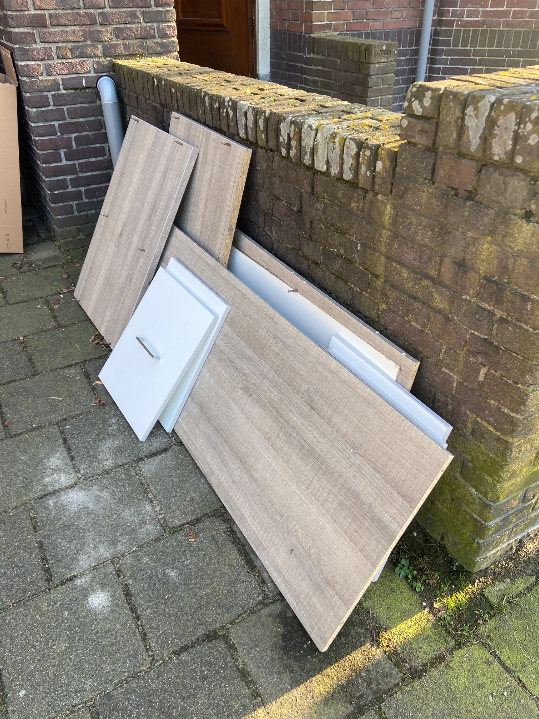 Hoge kleding kast opzich goed (beetje gammel)