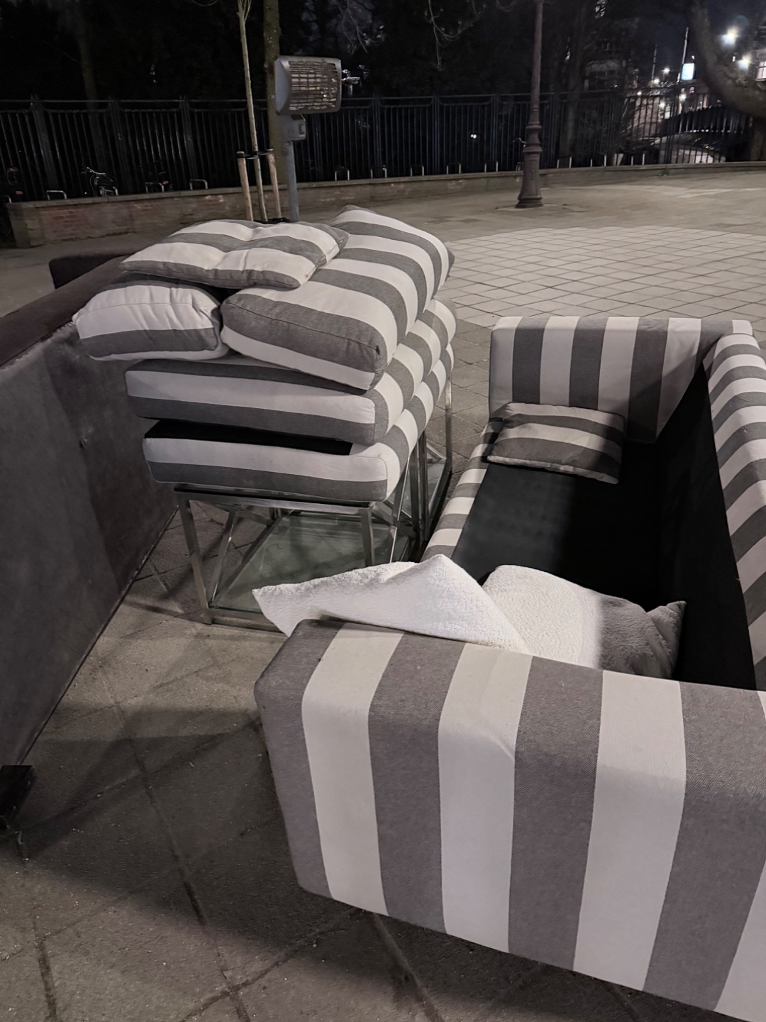 Twee banken en een mooie glazen tafel