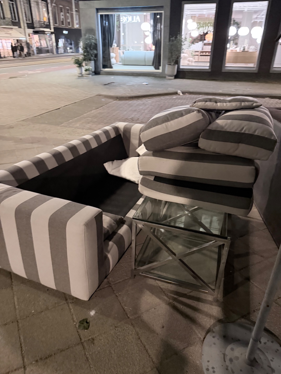 Twee banken en een mooie glazen tafel