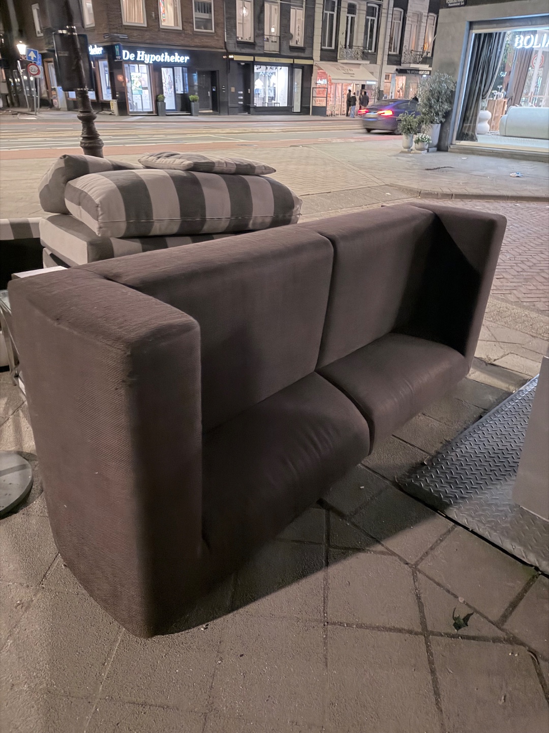 Twee banken en een mooie glazen tafel