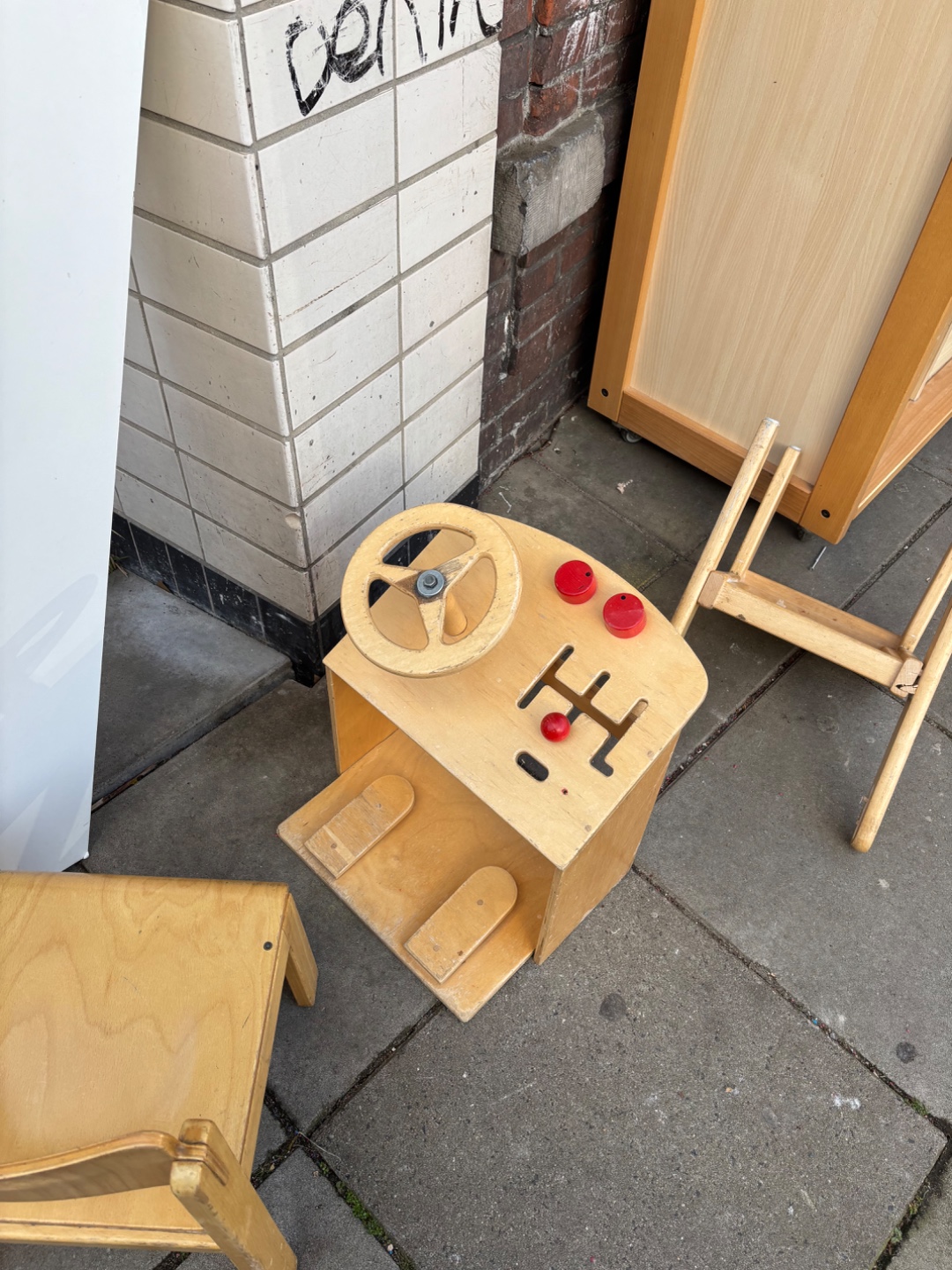 Stoeltjes en andere kinderspellen afkomstig van verbouwing kinderopvang.