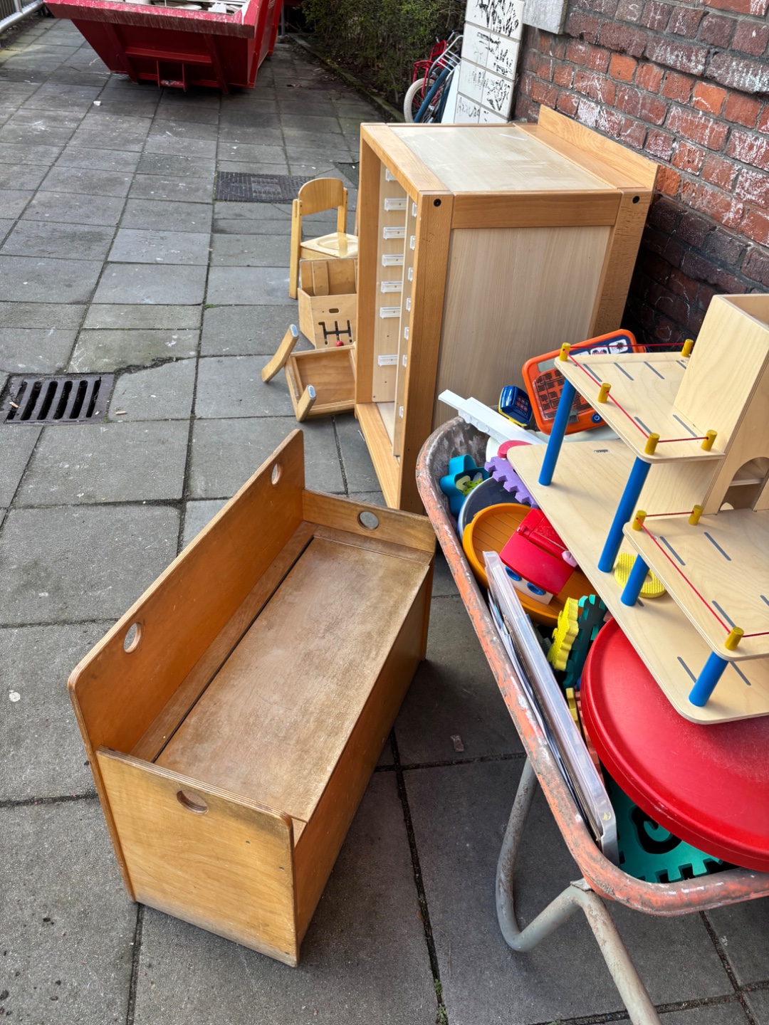 Stoeltjes en andere kinderspellen afkomstig van verbouwing kinderopvang.