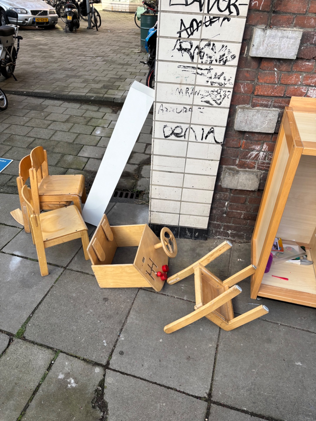 Stoeltjes en andere kinderspellen afkomstig van verbouwing kinderopvang.