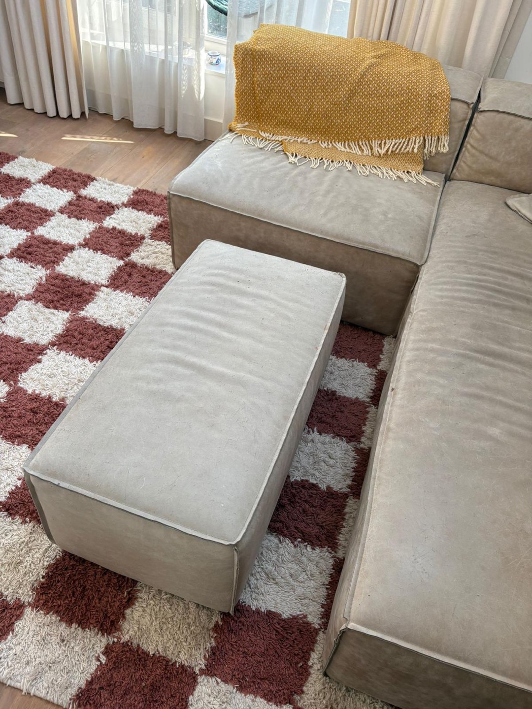 Loungebank - 3 pieces, one large one small and one ottoman. 2 cushions.

Some surface level cat scratches. Ottoman has some fading from the sun.