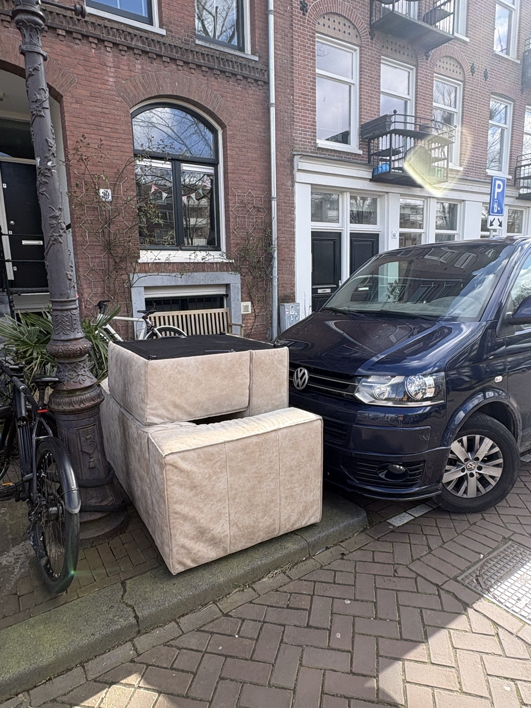 Loungebank - 3 pieces, one large one small and one ottoman. 2 cushions.

Some surface level cat scratches. Ottoman has some fading from the sun.