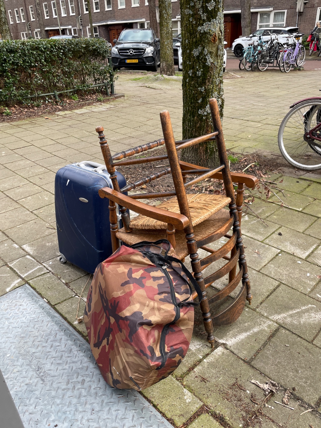 2 stoelen en opvouwbare tent en koffer, niet van mij
