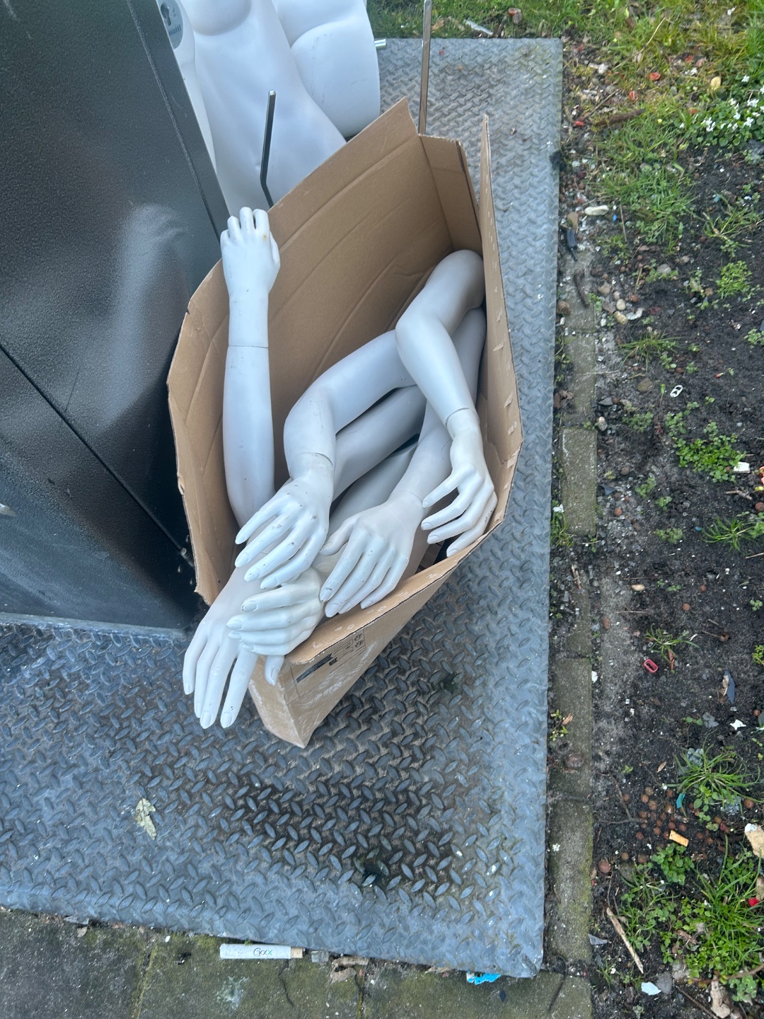 Etalage poppen in onderdelen