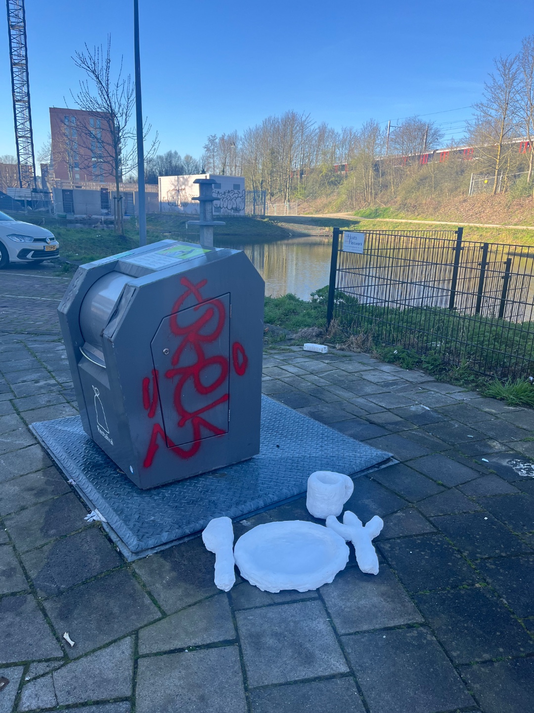 Gipsen bord met bestek en mok