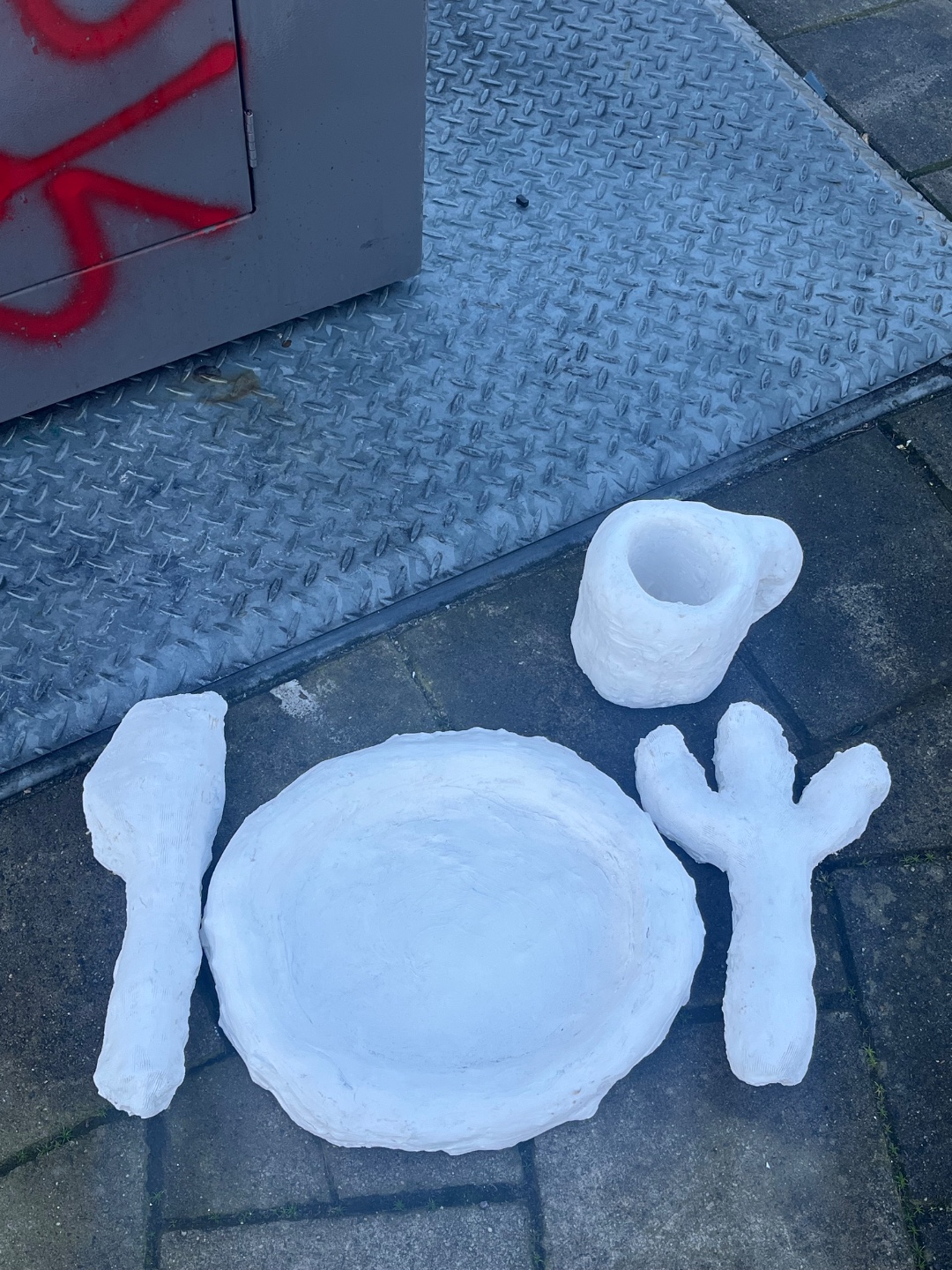 Gipsen bord met bestek en mok