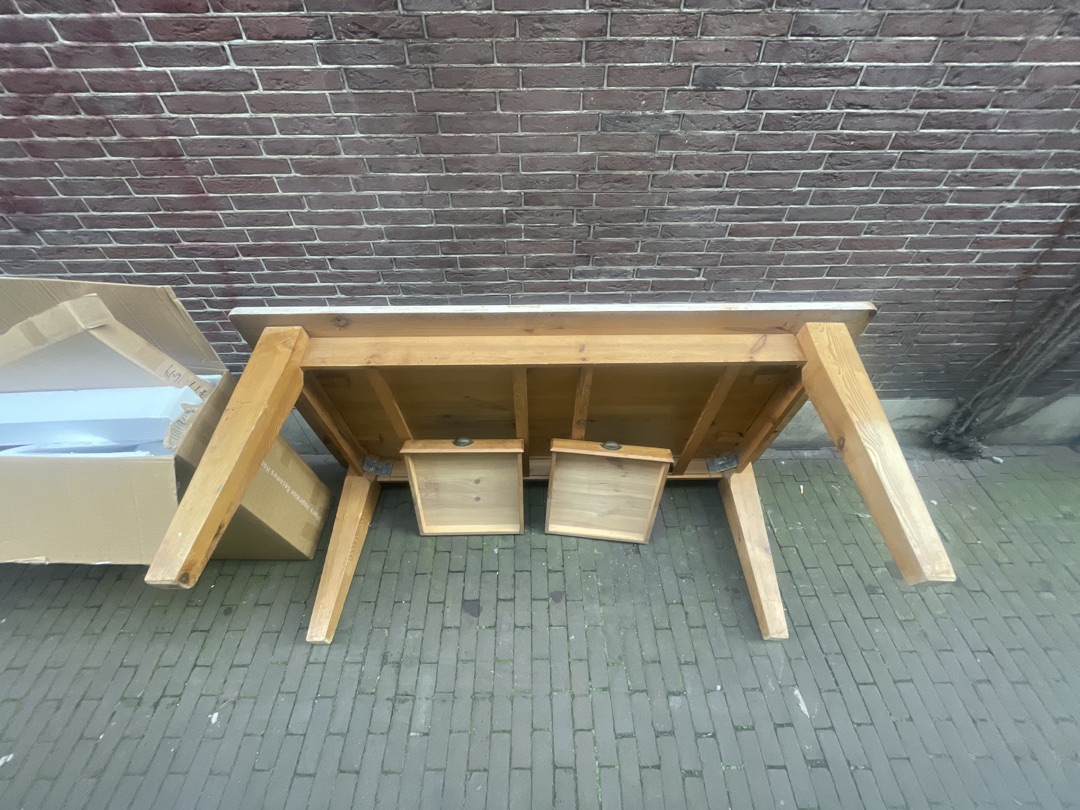 Big table,
About 3 meters wide.
Still standing but one of the legs does not seem to be very stable anymore