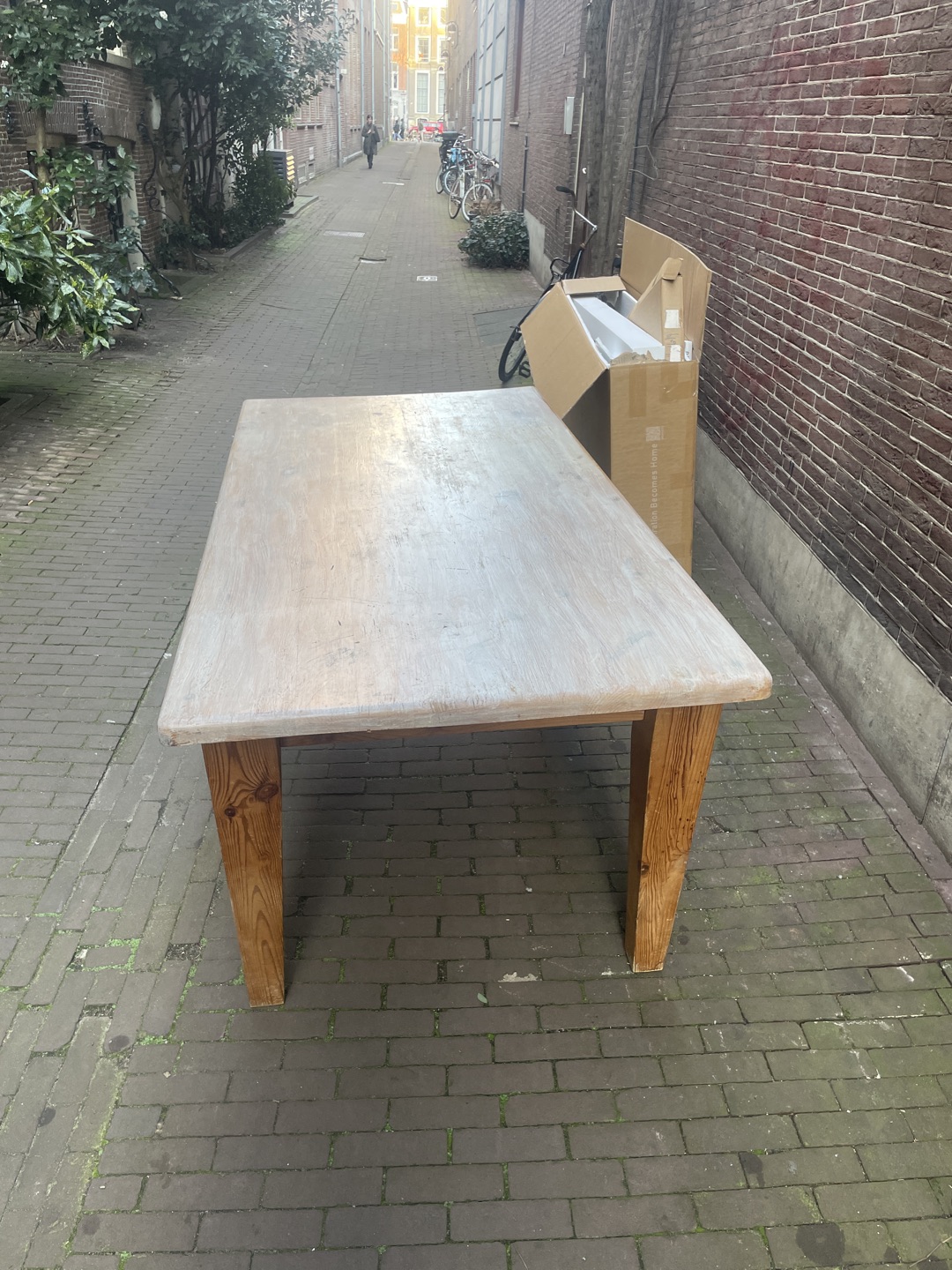Big table,
About 3 meters wide.
Still standing but one of the legs does not seem to be very stable anymore 2