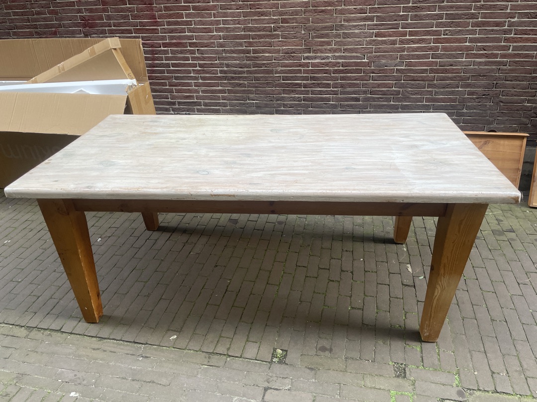 Big table,
About 3 meters wide.
Still standing but one of the legs does not seem to be very stable anymore 3